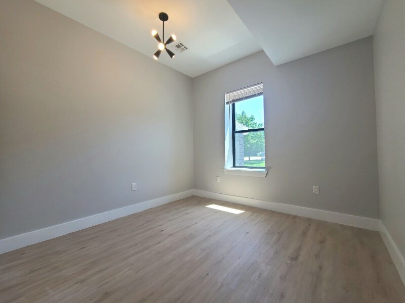 Building Photo - 502 William St