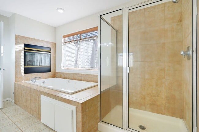 Building Photo - 4Bd/2.5Ba Two Story House - Available to View!