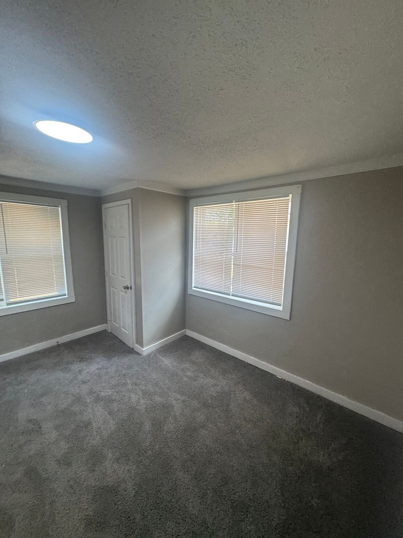 Building Photo - 156 S Pkwy E