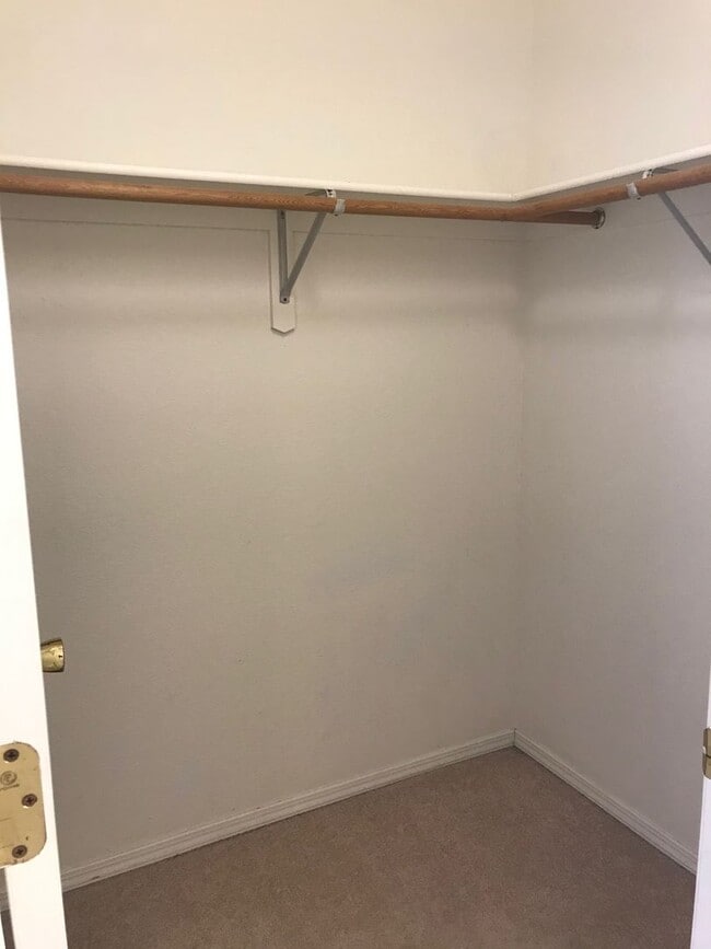 Building Photo - 2 Bedroom 2 Bath Centrally Located Condo