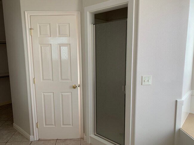 Building Photo - Beautiful 4 Bedroom 2 Bathroom Home