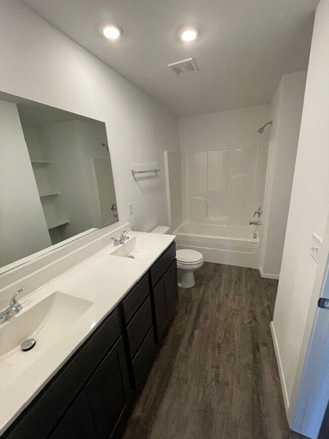 Building Photo - Beautiful new 4 bedroom in Bixby