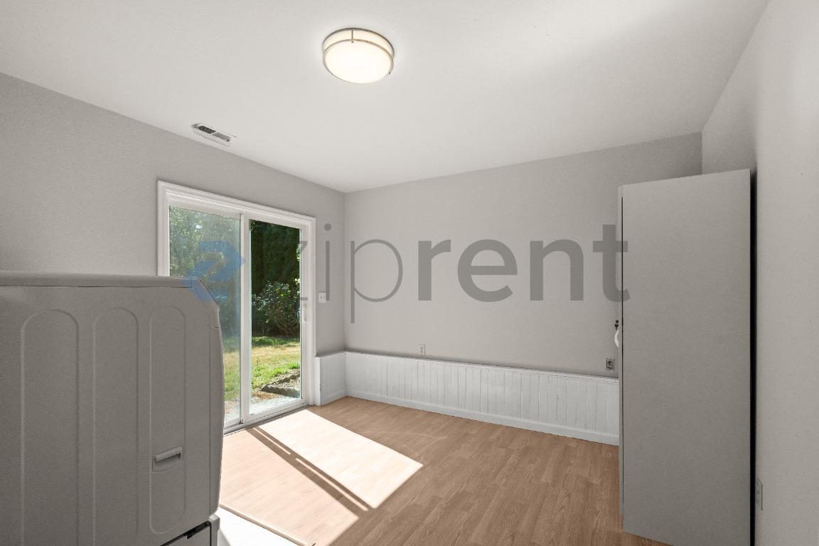 Building Photo - Unit