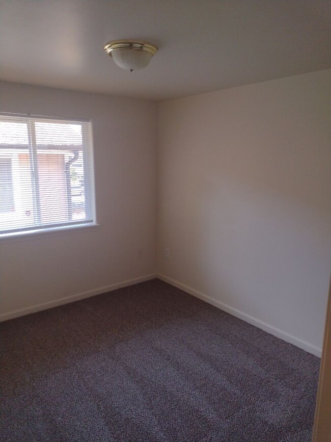 Building Photo - Fully renovated, new floors/carpet and app...