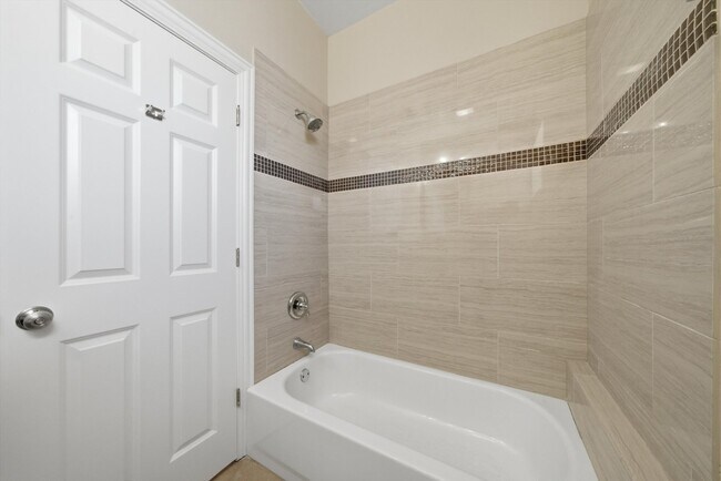 Building Photo - 4742 N Sawyer Ave