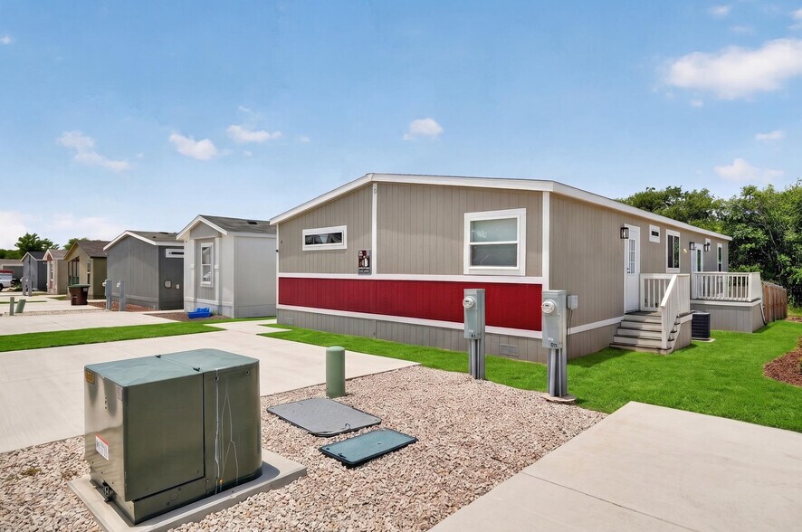 Building Photo - 2033 Daisy Lou