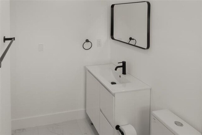 Building Photo - 2724 SW 34th Ct