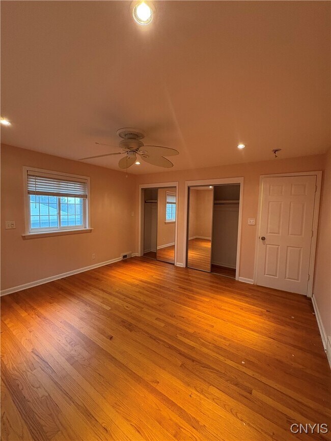 Building Photo - 215 Locksley Rd