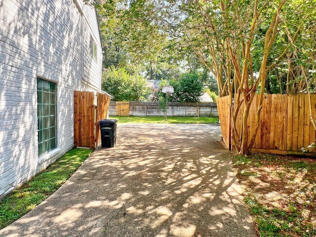 Building Photo - 16902 Summit Oaks Ln