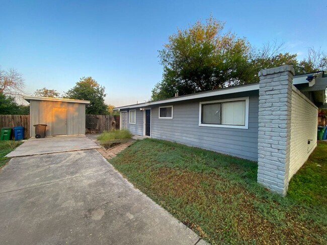 Building Photo - Adorable house on Large LOT 3 Bedroom 2 ba...