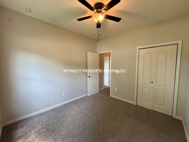 Building Photo - Beautiful 3 Bed, 2 Bath Ranch Home with Fireplace & Fenced Yard in Grandview!