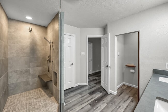 Building Photo - 23 Alderon Woods Pl