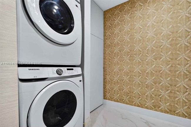 Building Photo - 700 NE 24th St