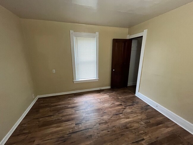 Building Photo - 3 Bedroom House