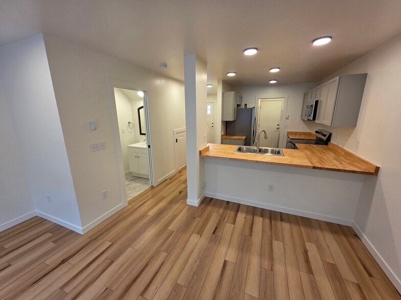Building Photo - 285 S Helena Ave