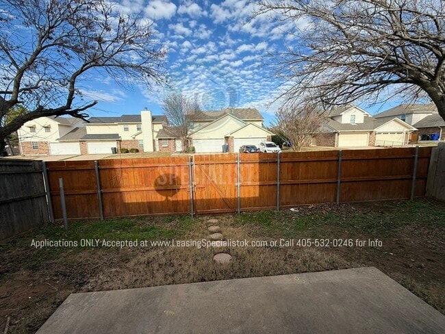 Building Photo - West Norman 3 Bed 2 Bath Garden home!