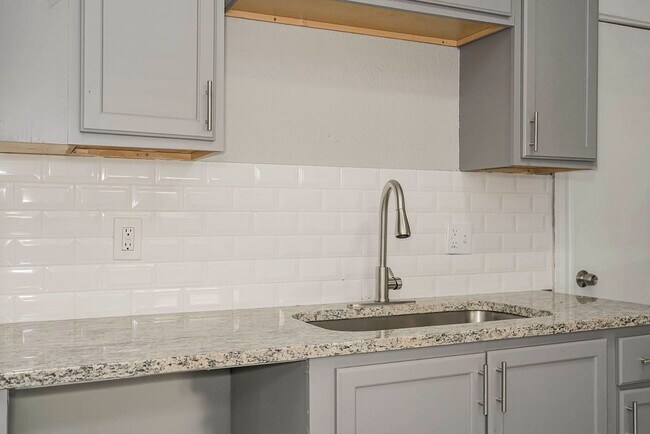 Building Photo - Spacious 5-Bedroom Home with 2 Full Bathro...