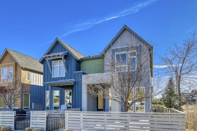 Building Photo - Bright Contemporary 3 Bedroom 2 Bath - August 1st!