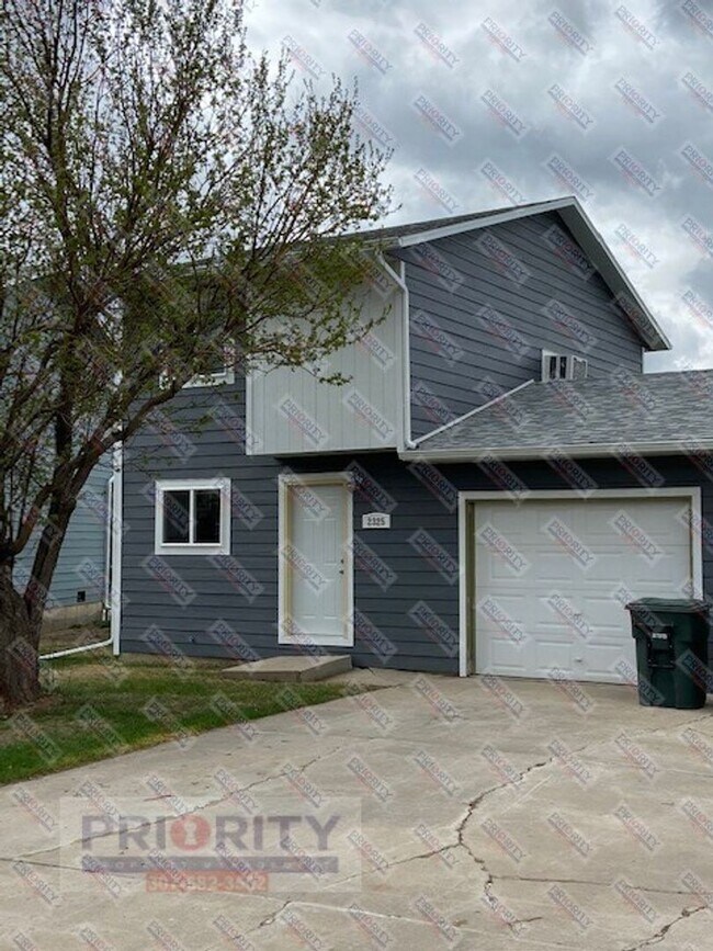 Building Photo - Townhome with a garage!