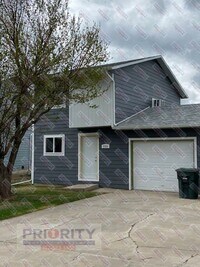 Building Photo - Townhome with a garage!