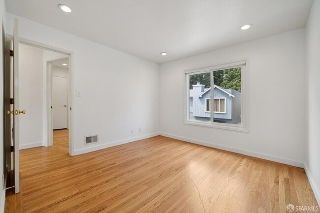 Building Photo - 74 Sunview Dr