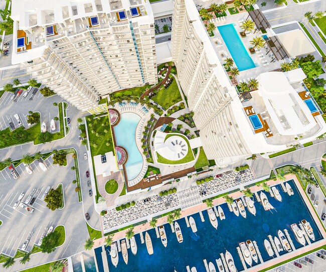Building Photo - 220 Lake Shore Dr