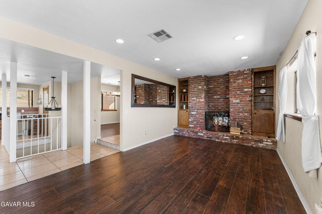 Building Photo - 1055 Lakeview Dr