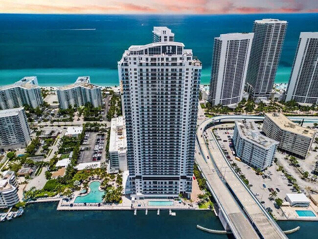 Building Photo - 4010 S Ocean Dr