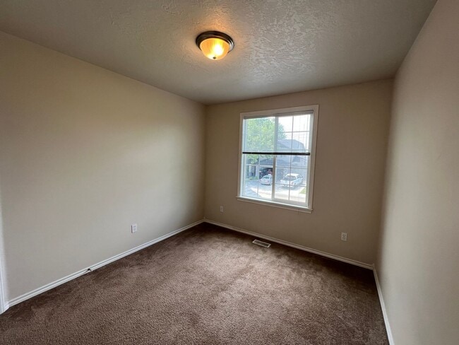 Building Photo - Lovely 4 bedroom (+ 2 living rooms) 2.5 ba...