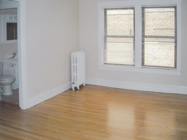 Building Photo - 538 W Cornelia Ave