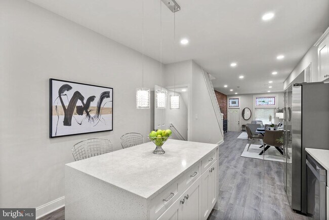 Building Photo - 518 N Lakewood Ave