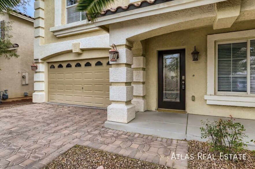 Building Photo - 10884 Royal Highlands St