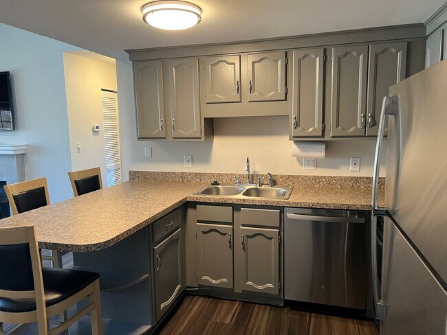 Building Photo - One-bedroom, One-bath Condo with Loft in S...