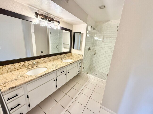 Building Photo - Beautiful 3 bed/3 bath In Costa Mesa