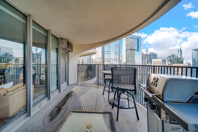 Building Photo - 300 N State St