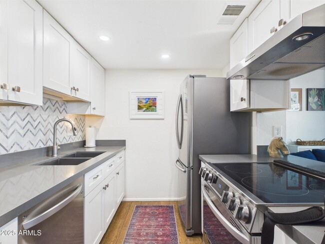 Building Photo - 733 E Cochise Dr