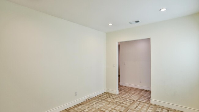 Building Photo - Spacious Home in Garden Grove for Lease