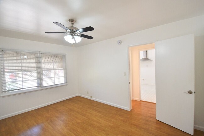 Building Photo - 11645 Moorpark St