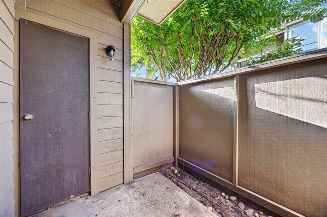 Building Photo - 10053 Westpark Dr