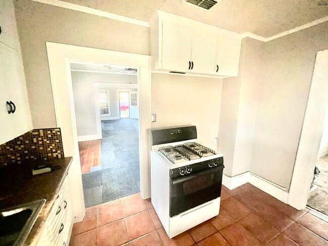 Building Photo - 2104 Taylor St