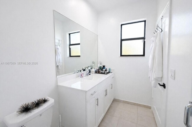 Building Photo - 323 NE 208th Terrace