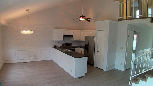 Building Photo - Experience Aurora living in this spacious 3-bedroom, 2-bathroom home