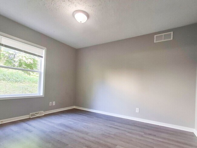 Building Photo - 4 Bed / 2 Full Bath House with Brand-New Kitchen, Attached Garage, and Full Basement - Built 2001