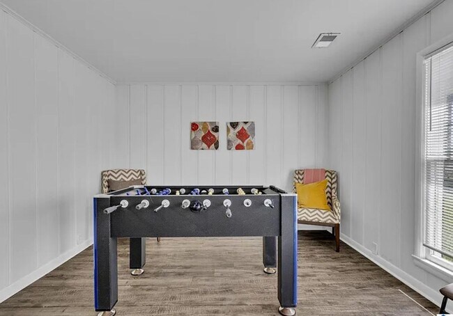 Building Photo - 4 bedroom 2 Bath - Available Now on Main A...