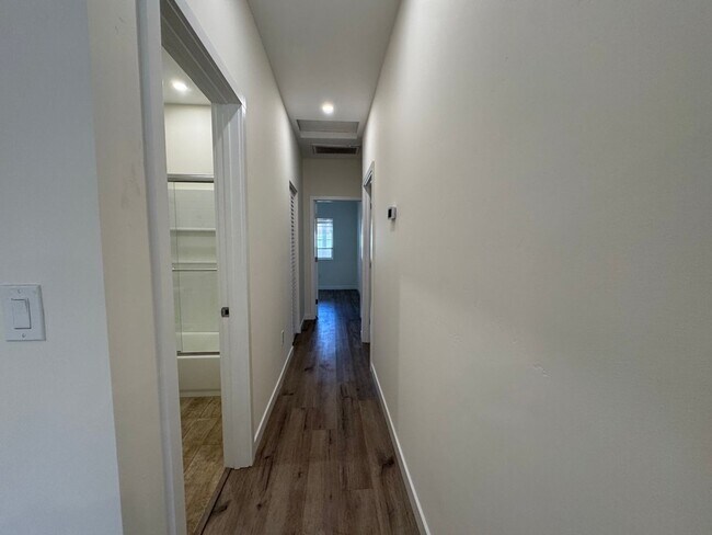 Building Photo - 3 Bedroom 1 bath Unit -