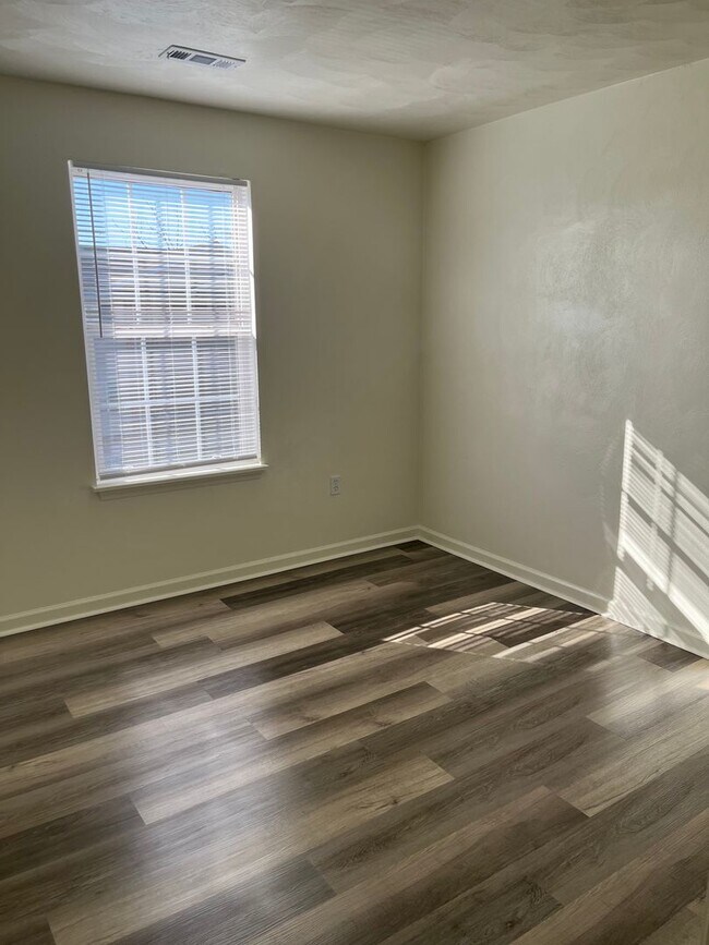 Building Photo - 4 Bedroom 2 Bathroom Top Floor