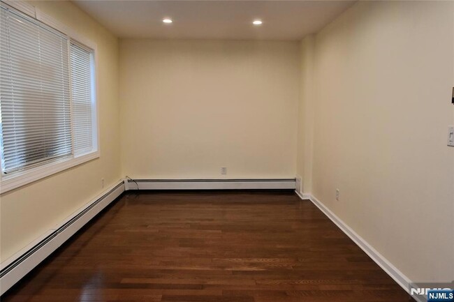 Building Photo - 139 Ray St