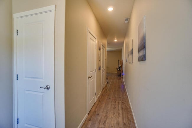 Building Photo - NEWER THREE BEDROOM IN ORCHARDS
