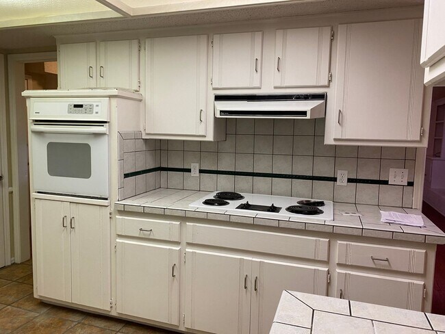 Building Photo - 2312 Shadowlake Dr