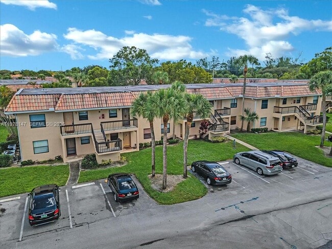 Building Photo - 6832 Palmetto Cir S